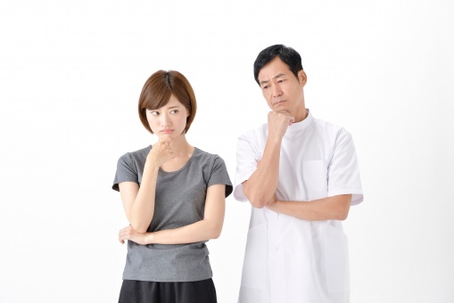 考える整体師と女性患者２.jpg